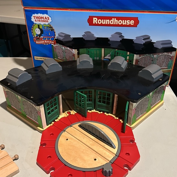 Thomas and friends wooden railway round house and action turntable - Picture 3 of 4